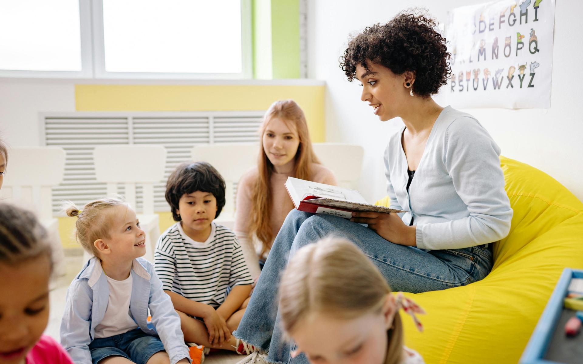Frau liest Kleinkindern vor
