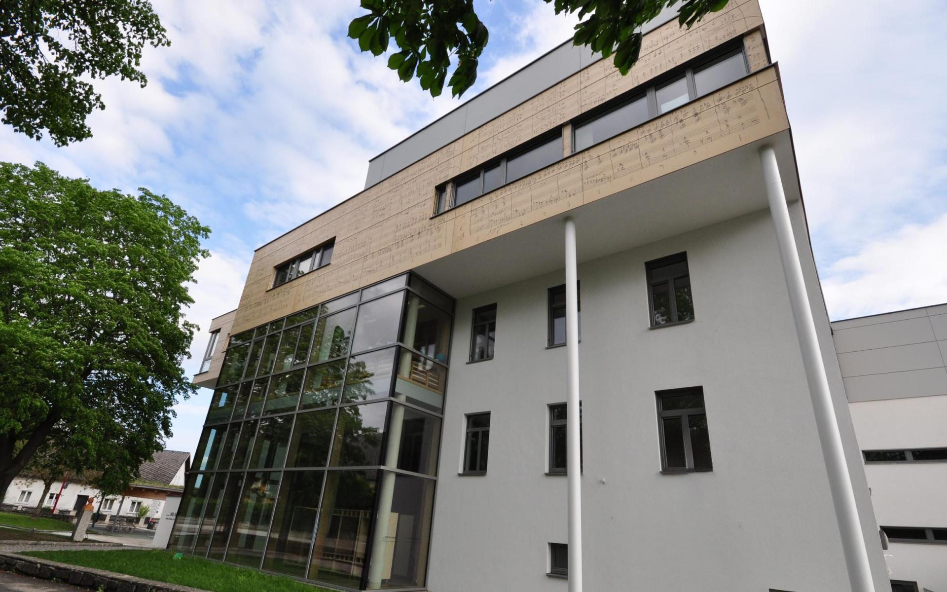 Außenansicht Bibliothek und Volksschule Kronstorf