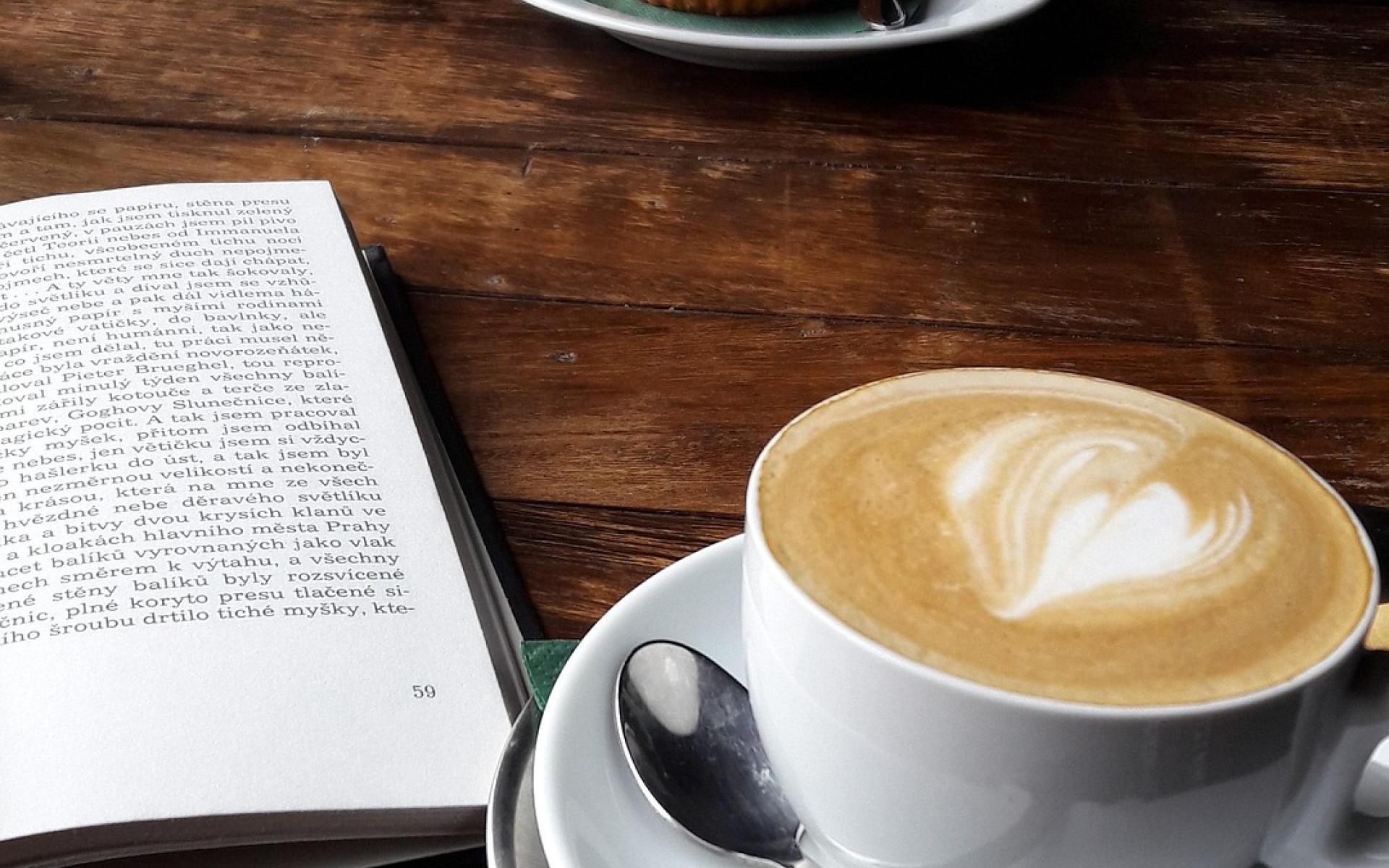 Buch, Kaffee und Kuchen