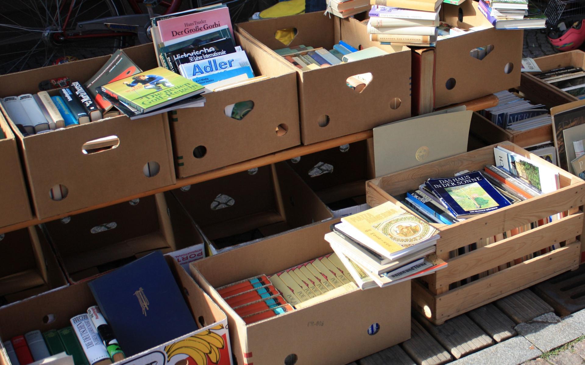 Flohmarktkisten mit Büchern