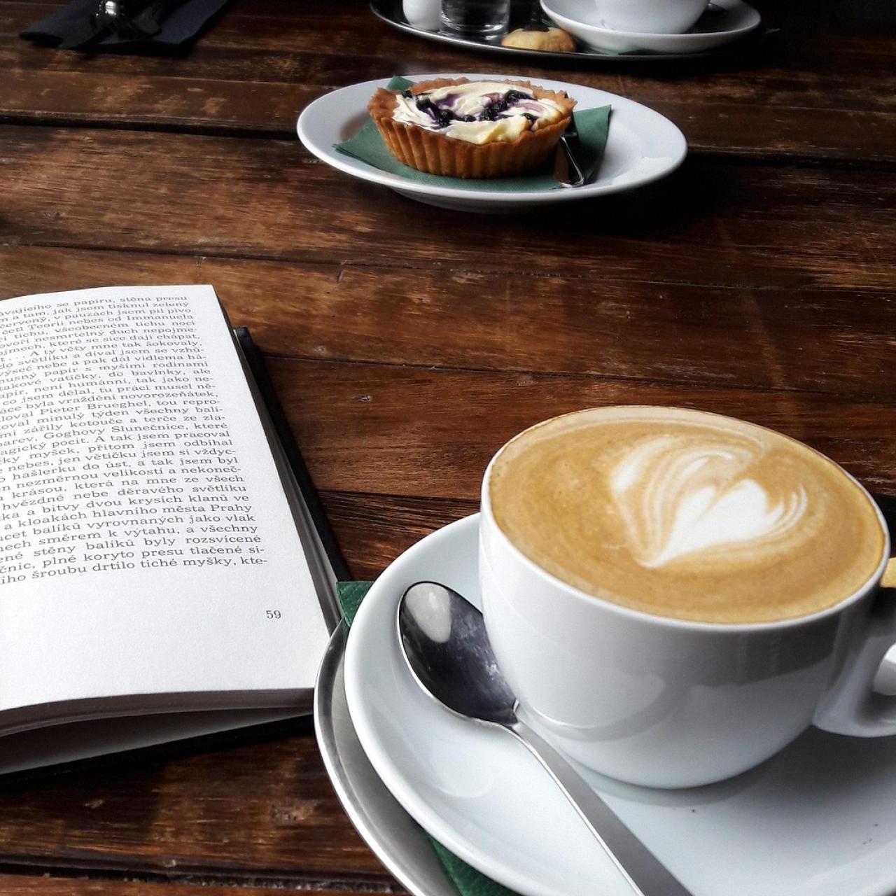 Buch, Kaffee und Kuchen