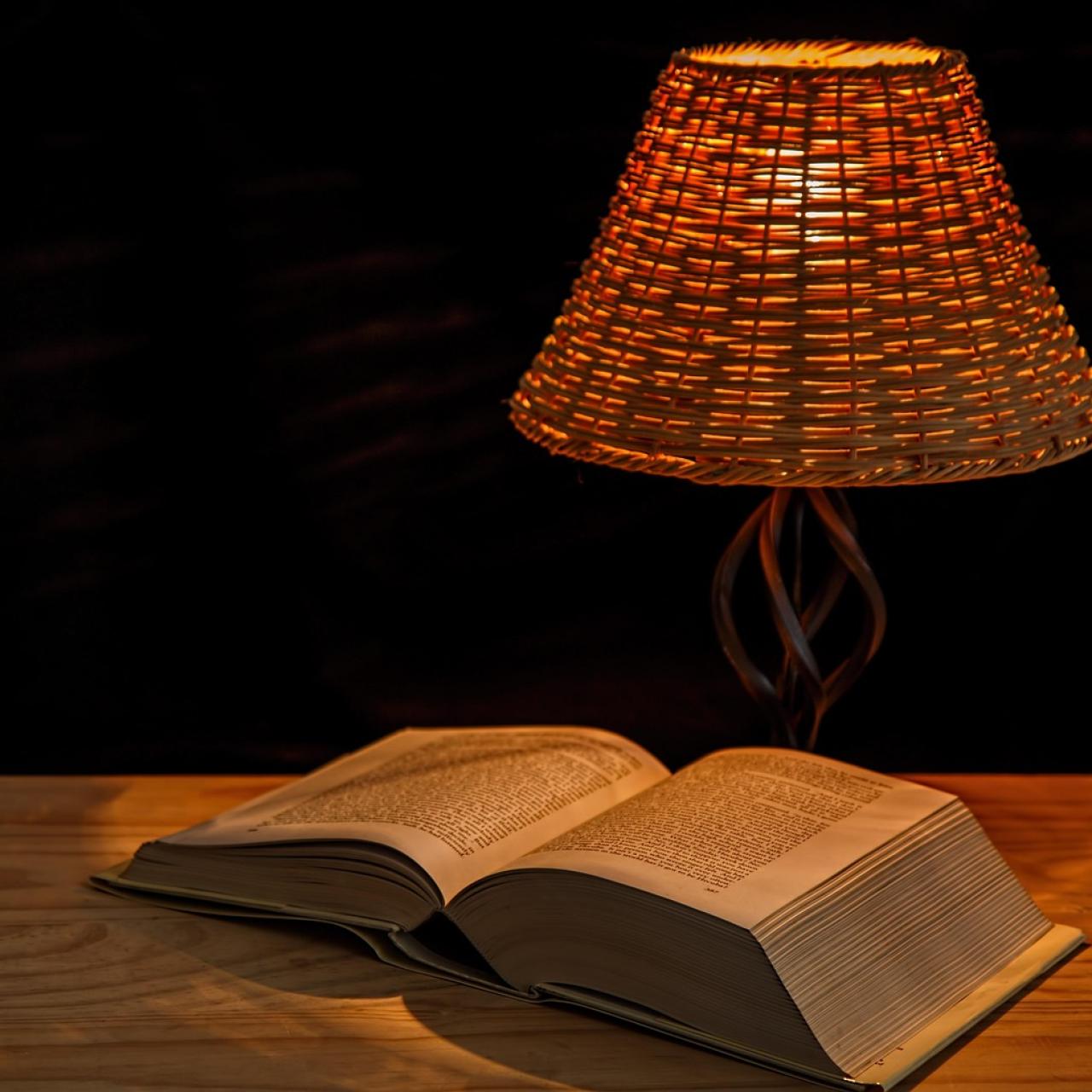 Buch und Lampe